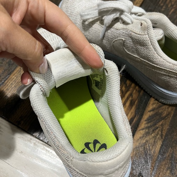 Nike Size 4.5 kids/Size 6 Women’s - Picture 5 of 6